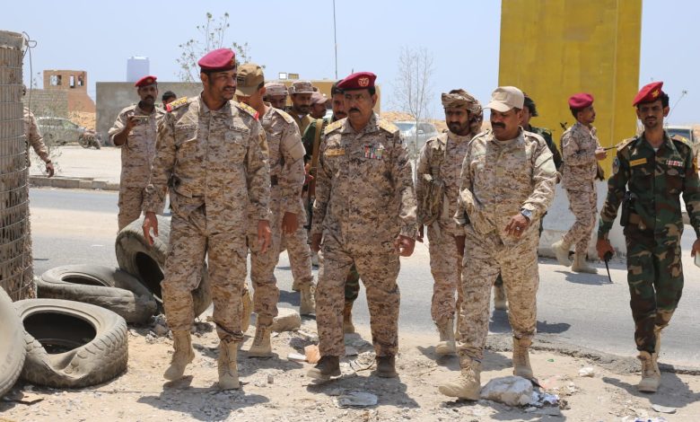 قائد المنطقة العسكرية الثانية يتفقد جاهزية النقاط العسكرية الرئيسية على مداخل مدينة المكلا