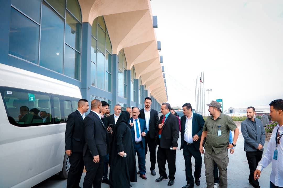 وزير النقل يتفقد سير العمل ومستوى الأداء في مطار عدن الدولي