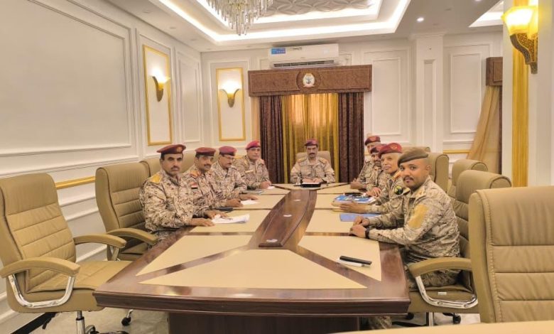 لجنة مختصة تباشر إجراءات استلام وتسليم مهام مساعد وزير الدفاع للشؤون اللوجستية