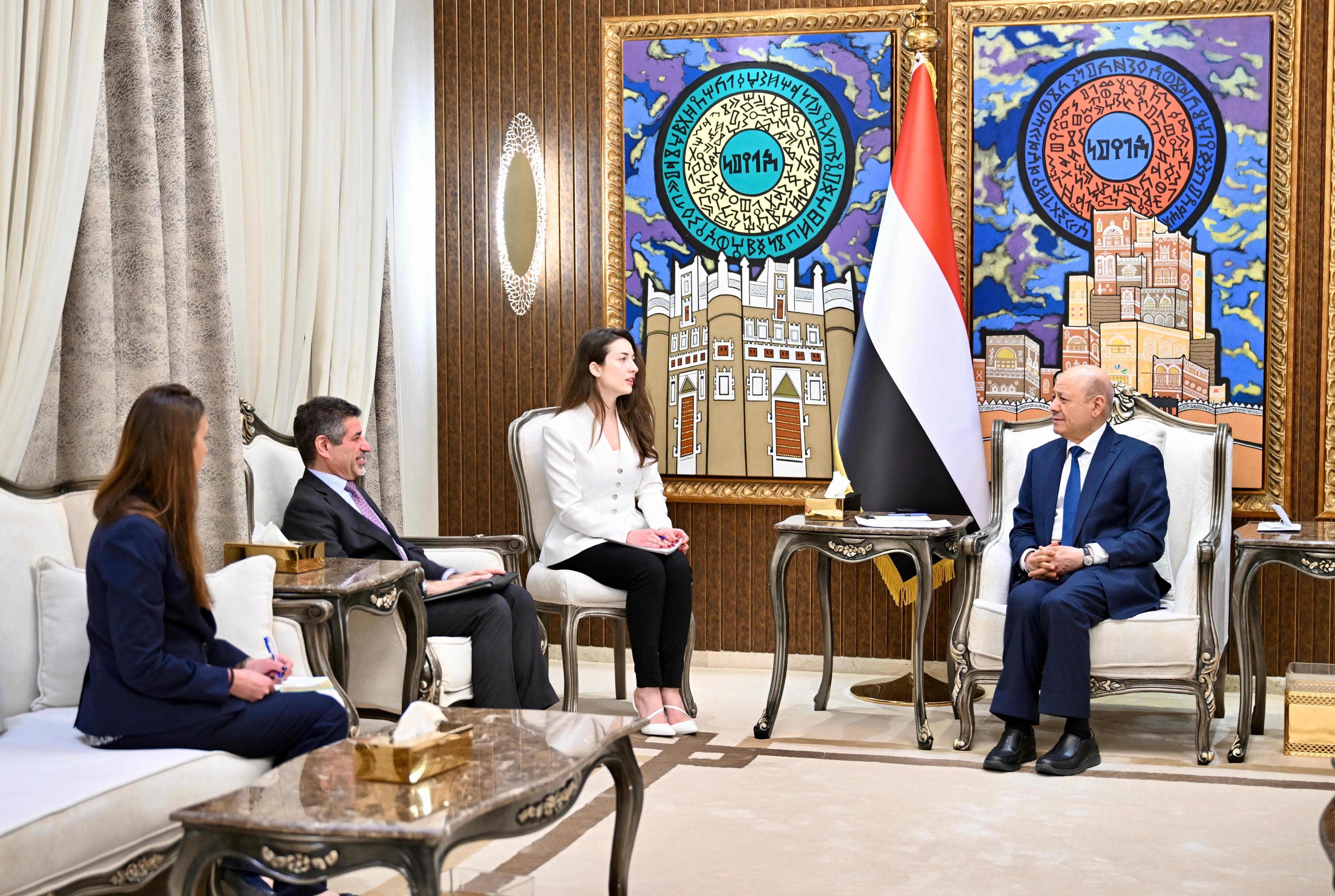 العليمي للسفير الأمريكي: علينا استثمار اللحظة لردع إيران ووكلائها وتأمين الممرات المائية