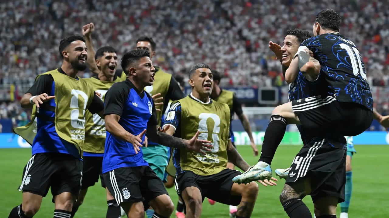 ميسي يقود الأرجنتين إلى نهائي المونديال بريمونتادا جنونية أمام إنجلترا