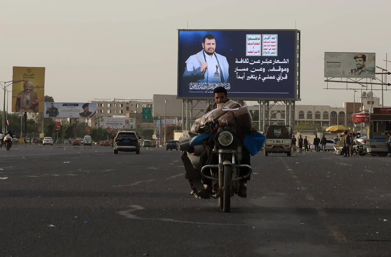 وسط استمرار المطالب بالإفراج عن 73 عاملاً.. الحوثي يشرعن لجماعته التنكيل بموظفي المنظمات الدولية