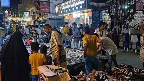 وسط شحّ السيولة.. فئات نقدية صغيرة تربك الأسواق اليمنية