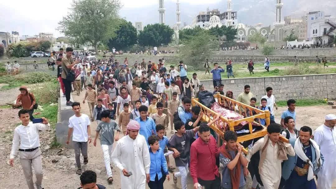 طلاب تعز يودعون الشهيد “إبراهيم جلال” ويطالبون بإيقاف مسلسل الإجرام الحوثي بحق الطفولة