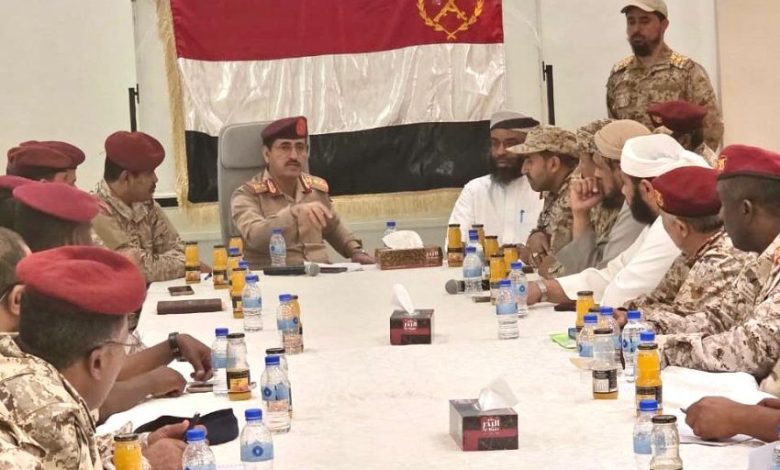 وزير الدفاع يعقد اجتماعاً موسعاً بقيادة المنطقة الأولى