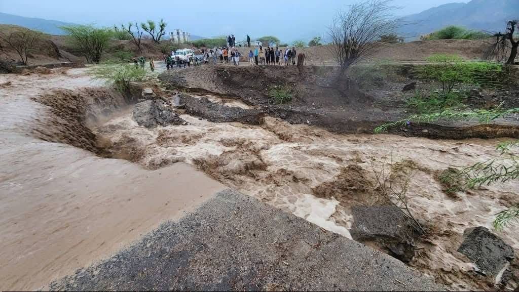 سيول الأمطار في تعز تتسبب بوفاة 15 شخصاً وخسائر مادية واسعة