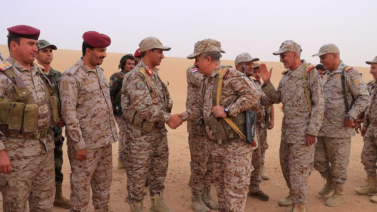 نائب رئيس هيئة التدريب يتفقد أبطال الجيش في جبهات القتال جنوب مأرب