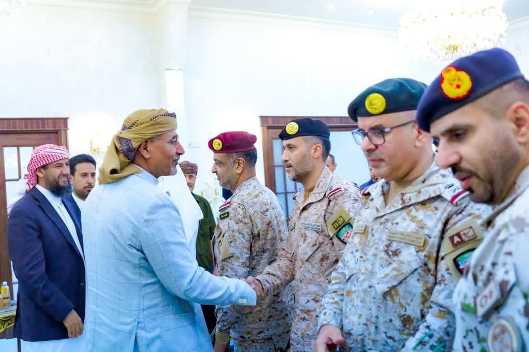 فريق "سعودي - إماراتي" عسكري في عدن... وعودة قوات "الانتقالي" بإشراف "التحالف"