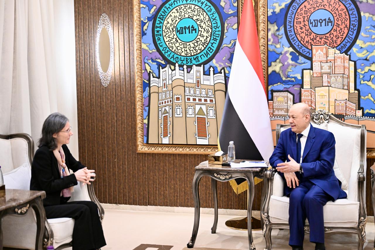 العليمي يحذّر من تحويل اليمن لمنصة إيرانية لتهديد الملاحة ويطالب بنزع سلاح الحوثيين