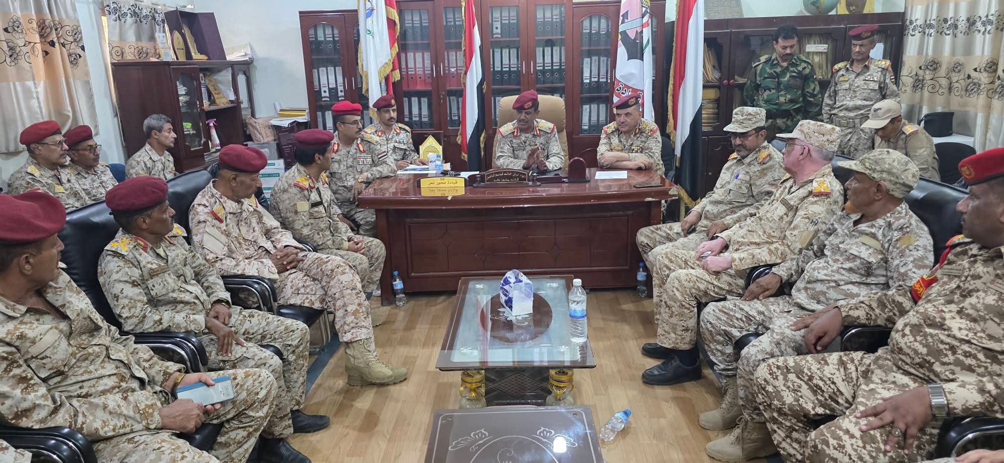 لجنة وزارة الدفاع تباشر مهام الاستلام والتسليم في محور تعز لقيادة المنطقة الجديدة