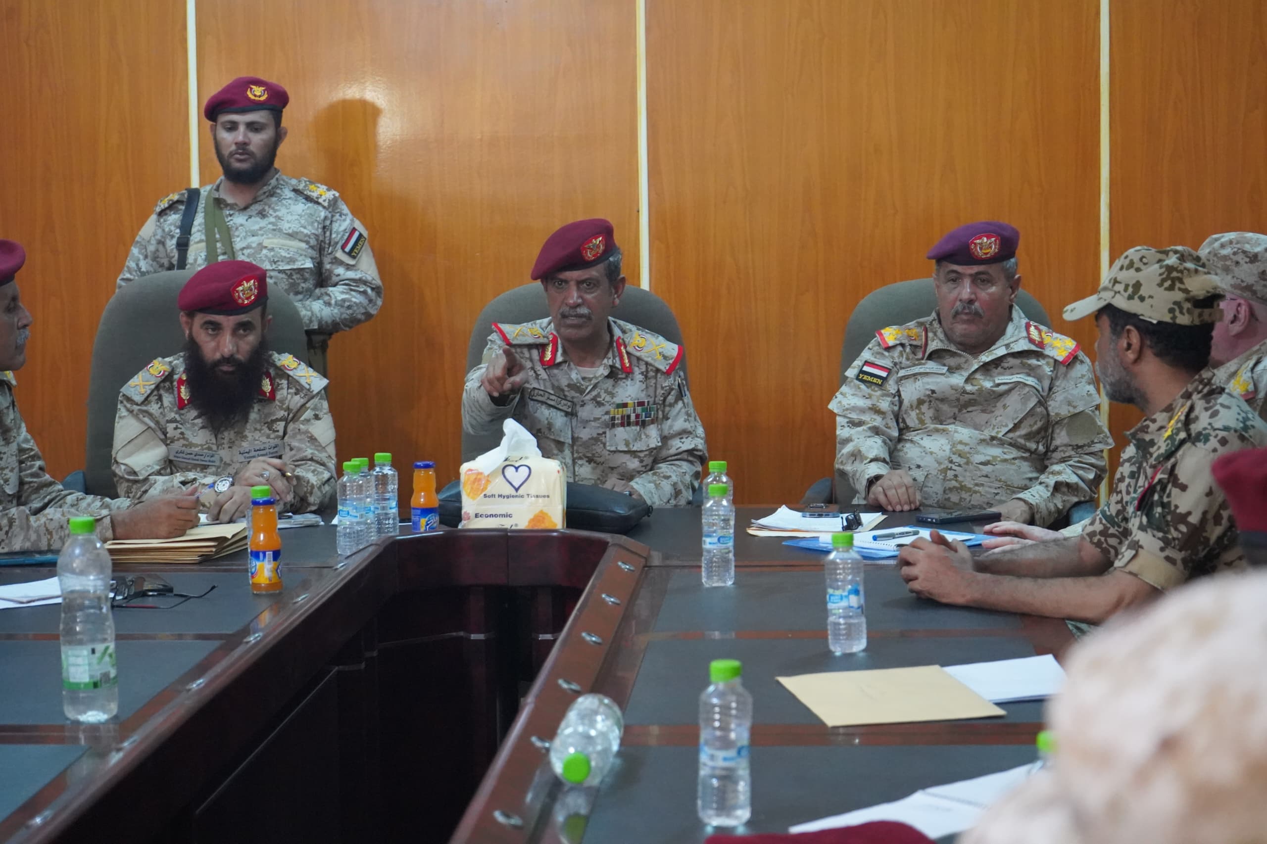 لجنة وزارة الدفاع تواصل إجراءات مراسم الاستلام والتسليم في محاور المنطقة العسكرية الرابعة