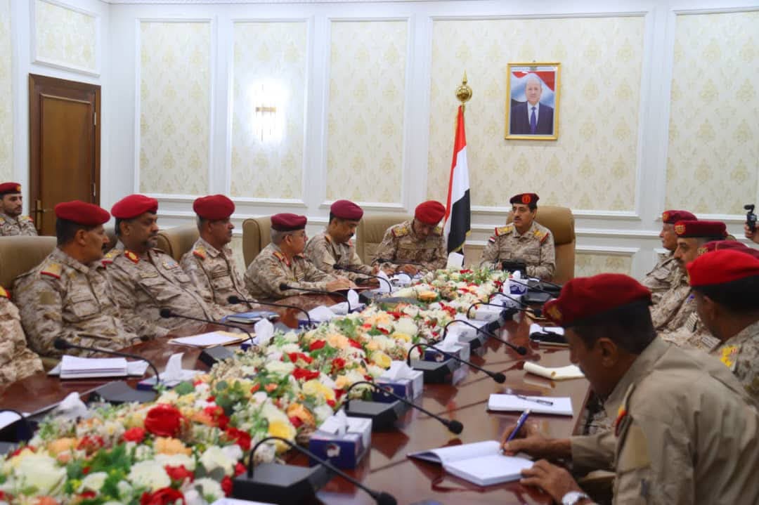 وزير الدفاع يعقد اجتماعاً موسعاً بمساعديه ورؤساء الهيئات العسكرية في عدن