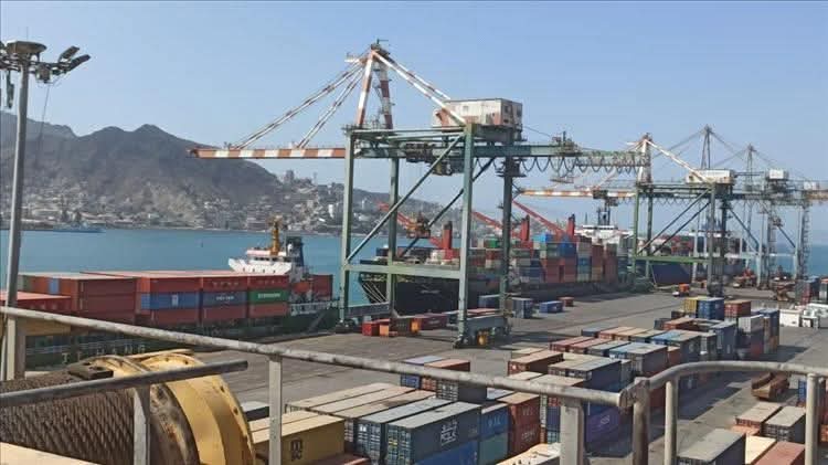 رسو ثلاث سفن دفعة واحدة في ميناء عدن للحاويات لأول مرة منذ سنوات