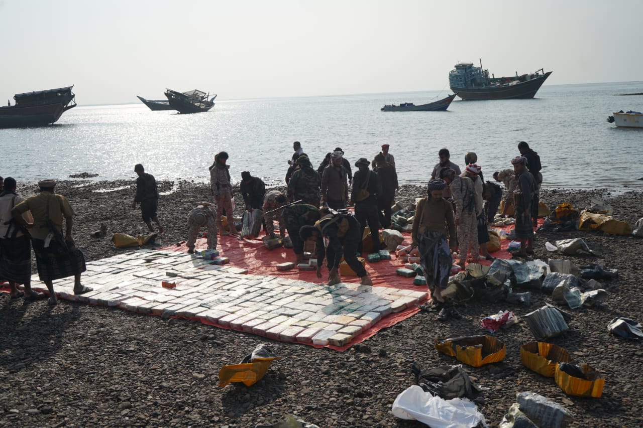 الصبيحة “مقبرة لشبكات التهريب العابرة للحدود”.. إحباط تهريب أكبر شحنة مخدرات قبالة سواحل لحج