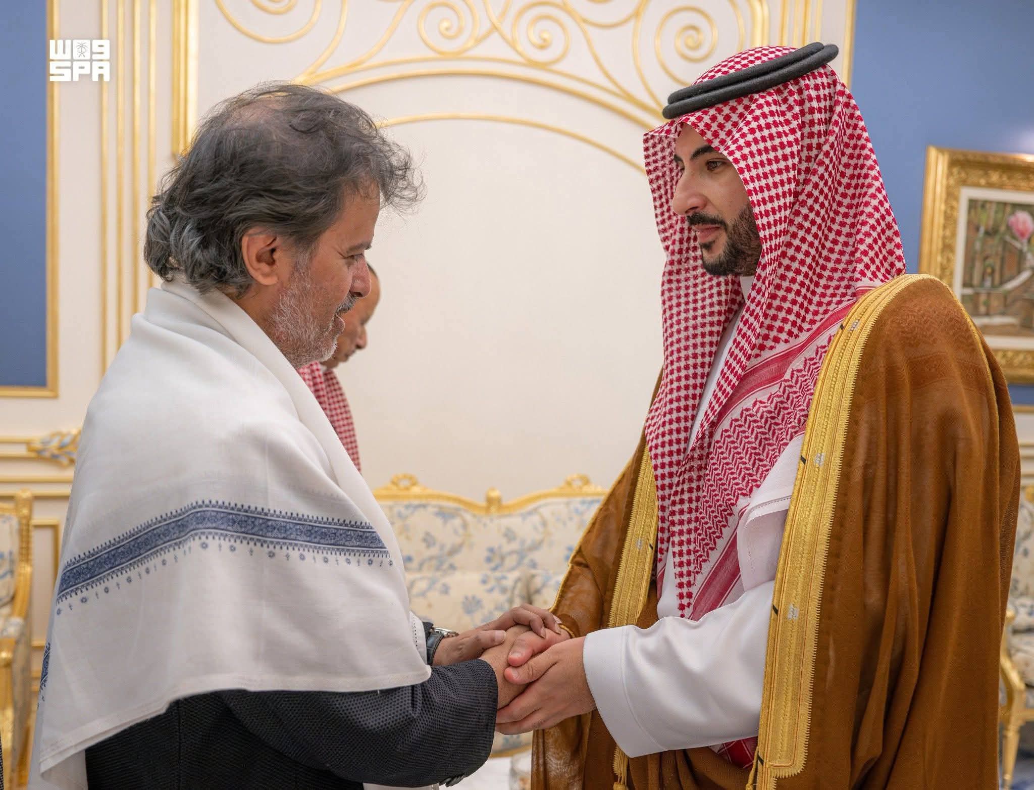 خالد بن سلمان ينقل تعازي القيادة السعودية لأسرة الرئيس اليمني السابق عبدربه منصور هادي