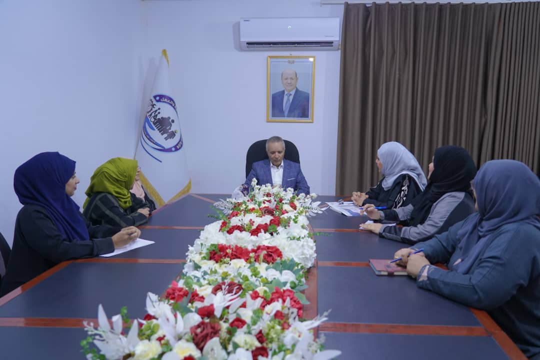 الوزير اليافعي يناقش مع اللجنة الوطنية للمرأة تعزيز الشراكة وتمكين المرأة