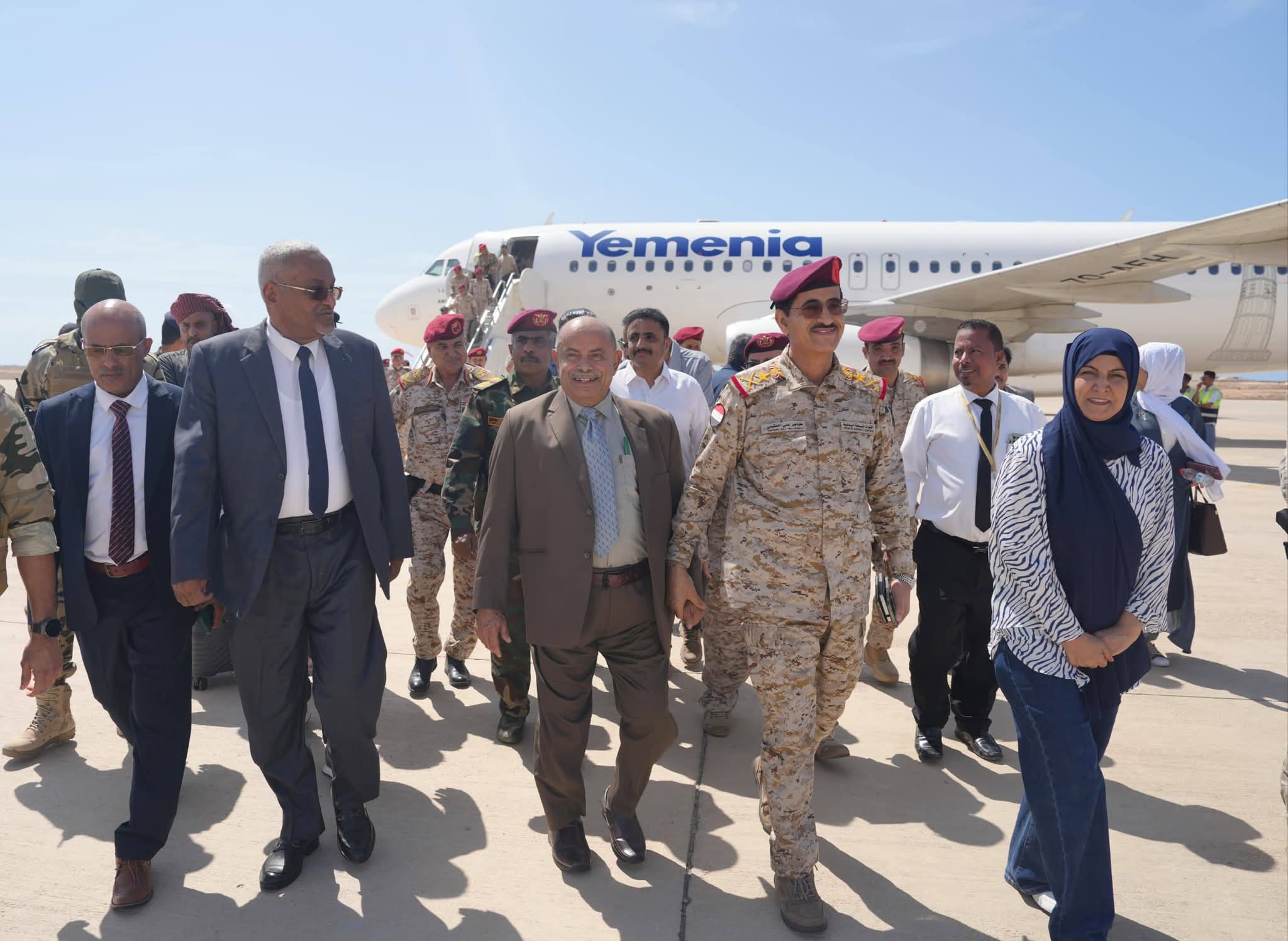 الخنبشي يستقبل وفدًا حكوميًا رفيعًا في المكلا لبحث الأوضاع الخدمية والتنموية والعسكرية