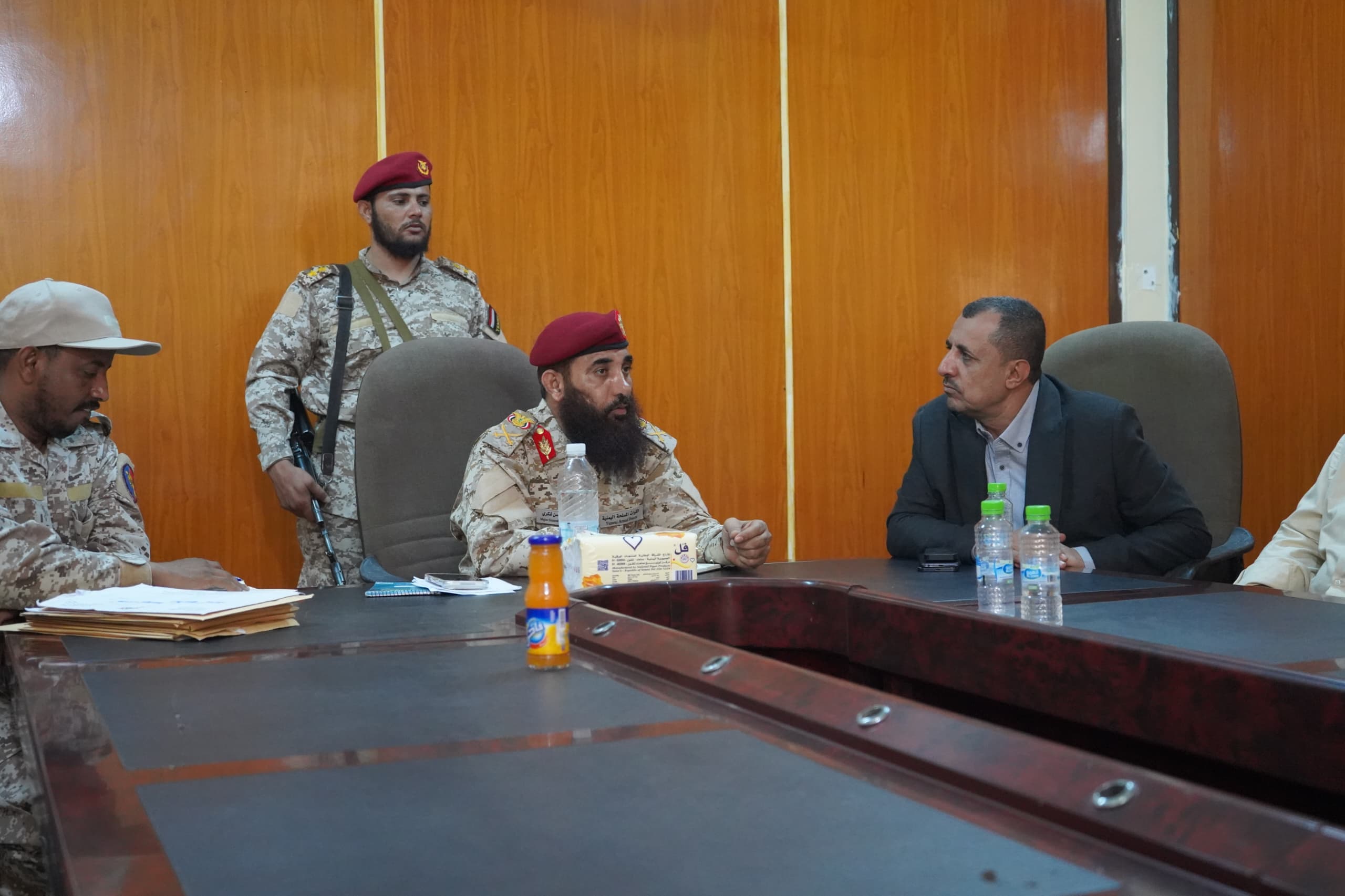 قائد المنطقة الرابعة يلتقي مدير فرع المؤسسة الإقتصادية في عدن ومدير الخدمات الطبية بوزارة الدفاع