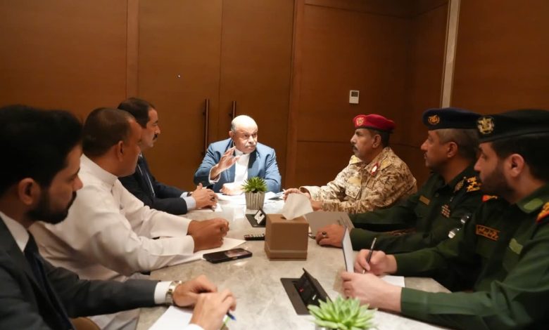 اجتماع يشدد على ضرورة توحيد الجهود الأمنية والعسكرية ورفع مستوى الجاهزية بحضرموت