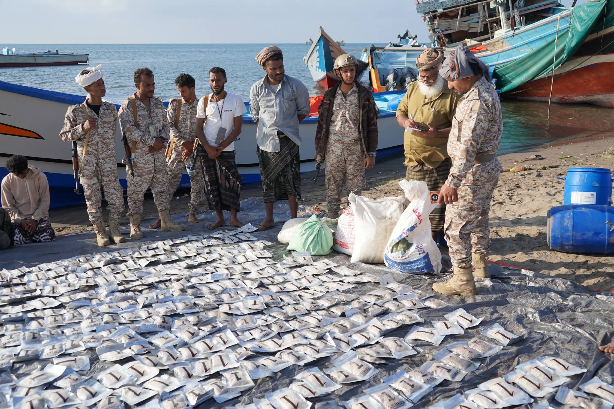 ضربة قاصية لمافيا التهريب.. إحباط شحنة مخدرات “ضخمة” قرب باب المندب وضبط 4 مهربين