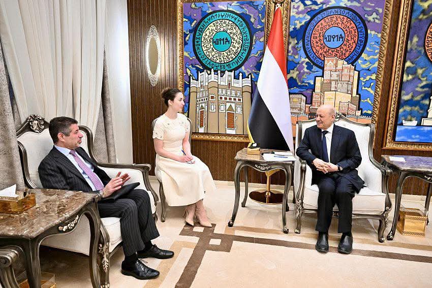 الرئيس اليمني يؤكد أهمية استمرار الضغوط القصوى على النظام الإيراني وتفكيك مليشياته المسلحة