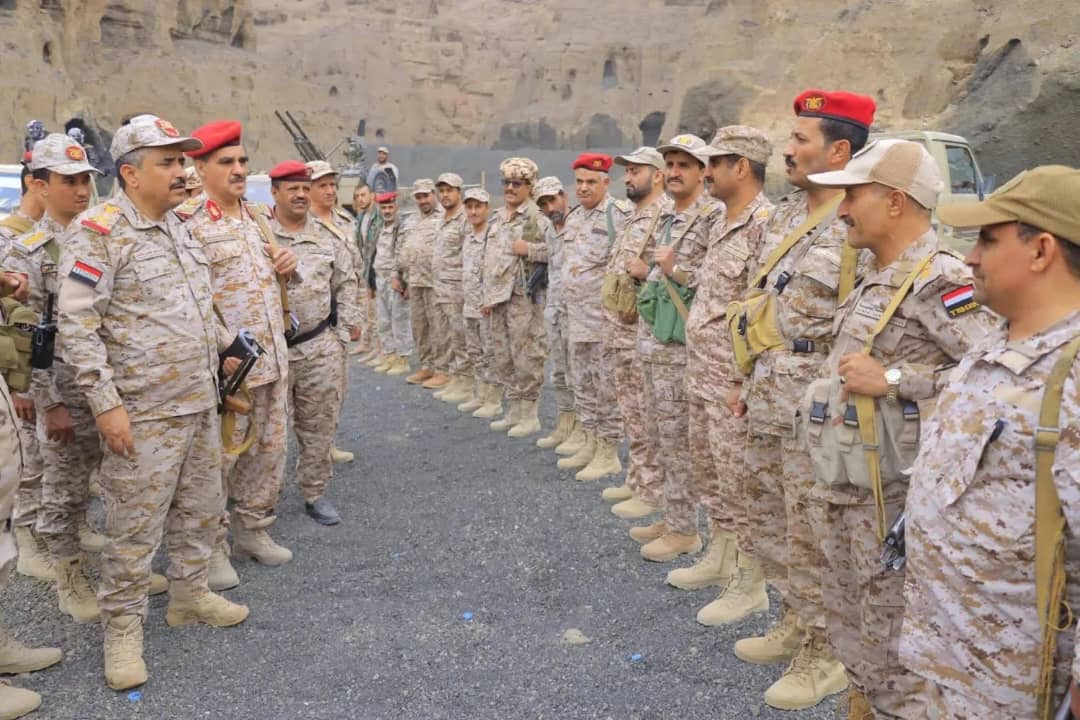 القوات المسلحة اليمنية ترفع جاهزيتها في خطوط المواجهة مع الحوثيين
