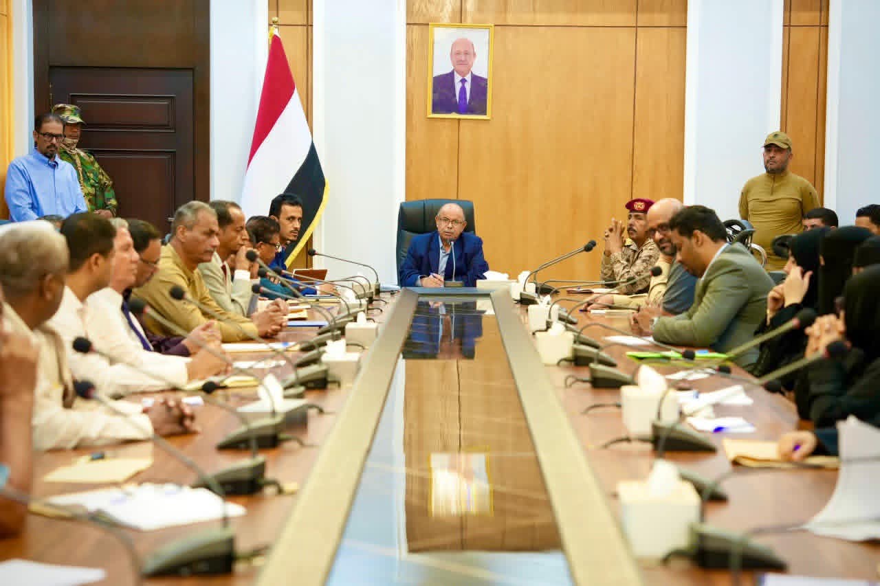 في اجتماعه الأول بعد عودته من الرياض.. الخنبشي يعلن عن مشاريع صحية وخدمية جديدة في حضرموت