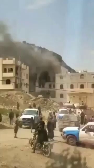 مليشيا الحوثي تشعل صنعاء انتقامًا.. إحراق وتفجير منزل ضابط مختطف في سجونها