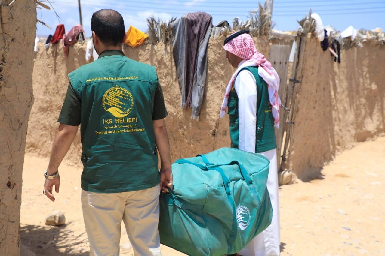 مركز الملك سلمان للإغاثة يدشن توزيع مساعدات إيوائية طارئة في مديرية المسيلة بالمهرة