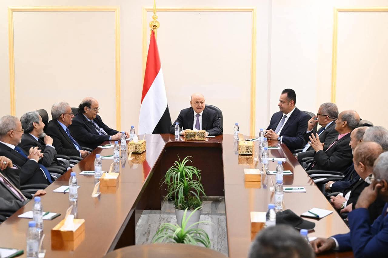الرئيس اليمني يحذّر من عرقلة تنفيذ القرارات السيادية أو الالتفاف عليها