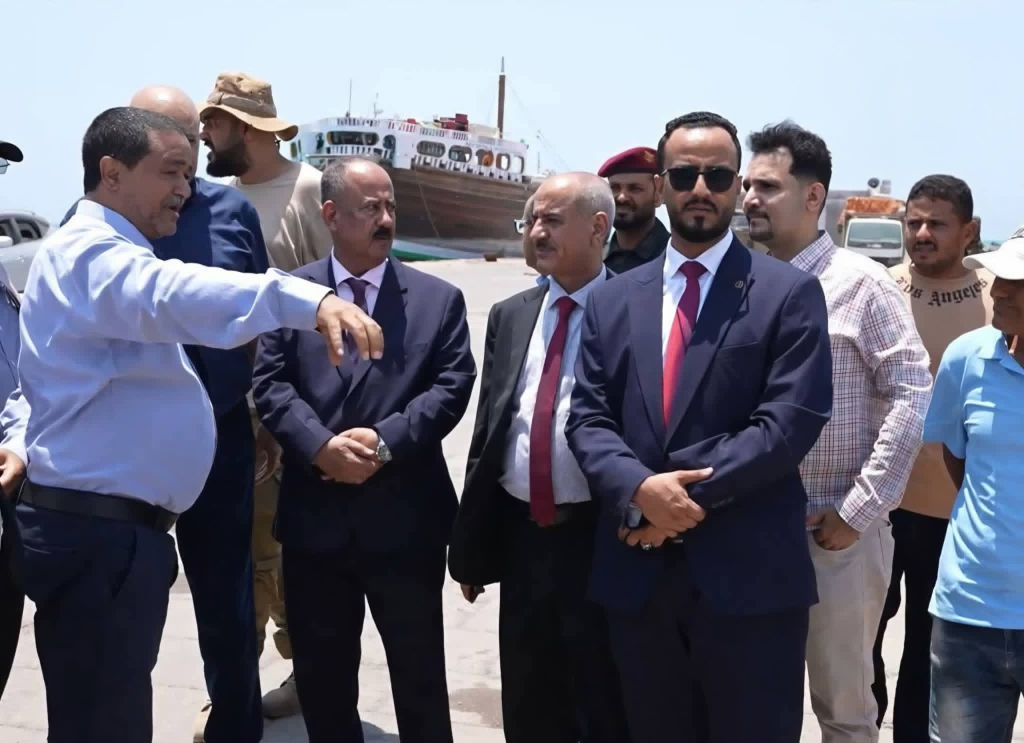 وزير النقل يزور ميناء المخا التاريخي ويؤكد دعم إعادة تأهيله وتشغيله