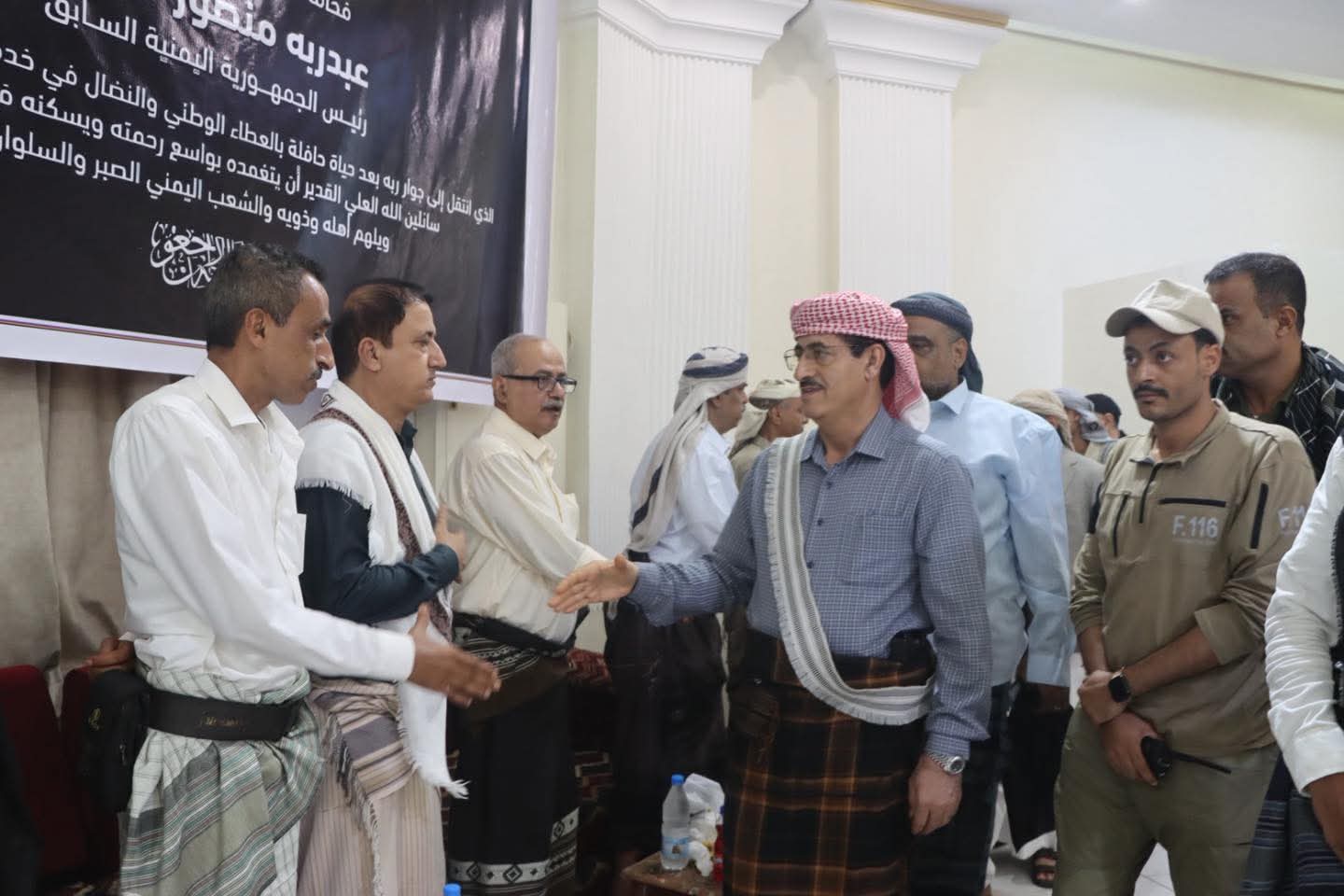 وزير الدفاع يؤدي واجب العزاء بوفاة الرئيس السابق عبدربه منصور هادي