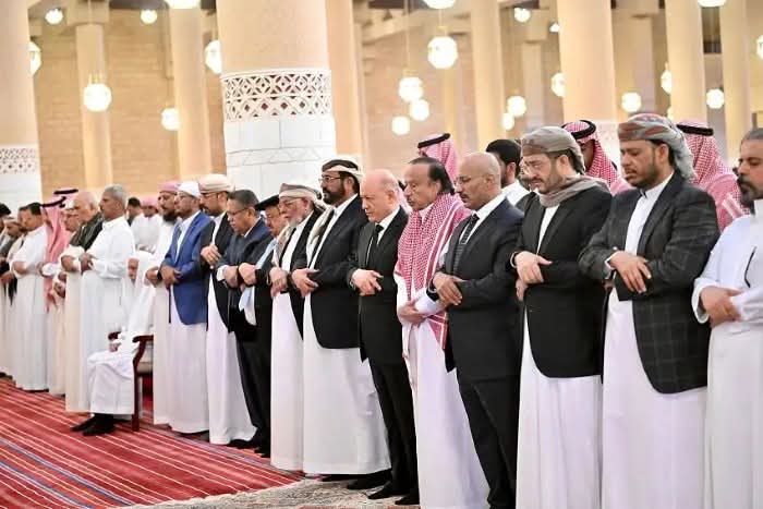 اليمنيون يودعون هادي.. مراسم دفن في الرياض وصلاة الغائب في المحافظات