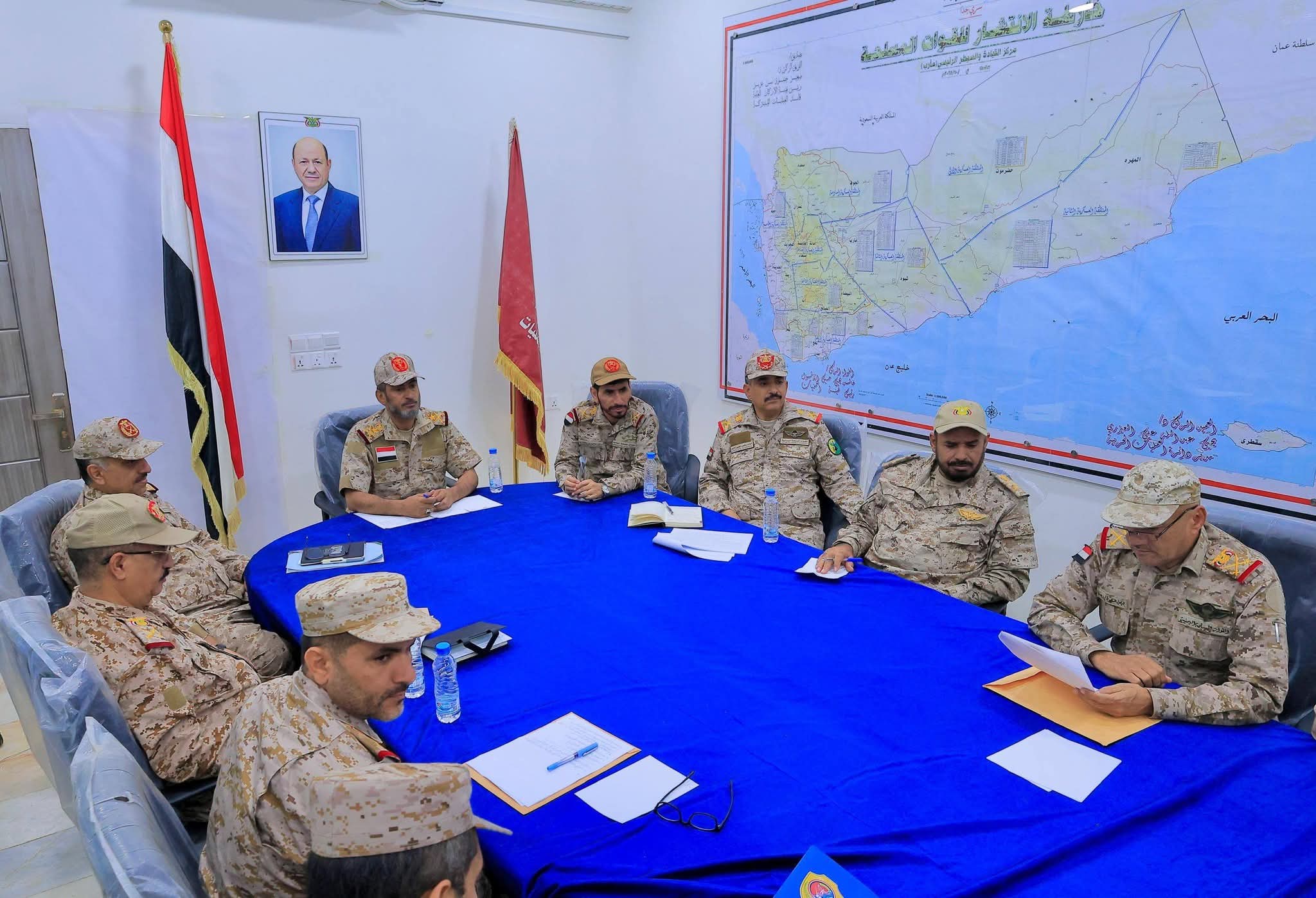 رئيس هيئة الأركان يرأس اجتماعًا عسكريًا موسعًا لتعزيز الجاهزية والتنسيق العملياتي