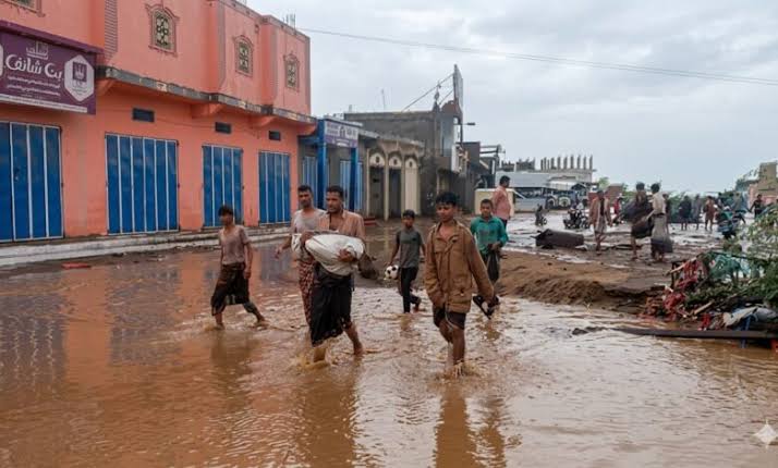 اليمن تحت ضربات السيول.. 77 قتيلاً وجريحاً في 11 محافظة