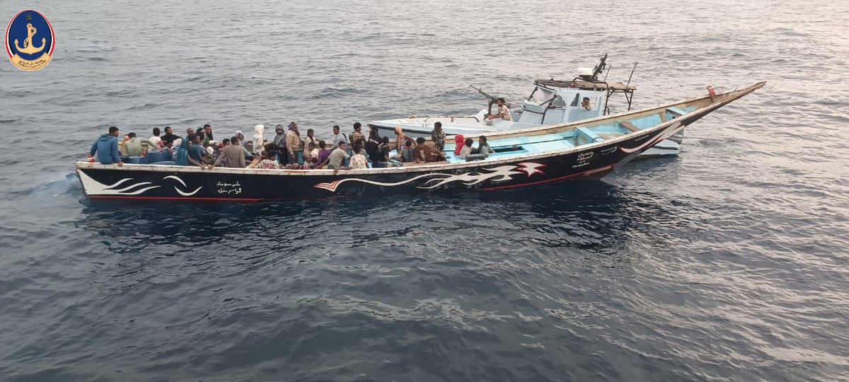 خفر السواحل يضبط قارب تهريب على متنه 120 مهاجراً في خليج عدن