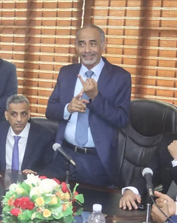 الفريق محمود الصبيحي يوبخ السلطة المحلية في لحج بسبب غياب علم الجمهورية اليمنية (فيديو)