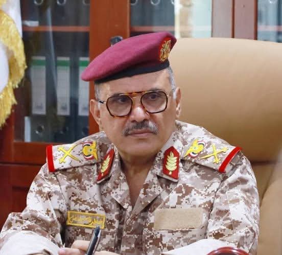 قائد محور تعز يؤكد رفع الجاهزية القتالية ويؤيد دمج التشكيلات العسكرية تحت وزارة الدفاع