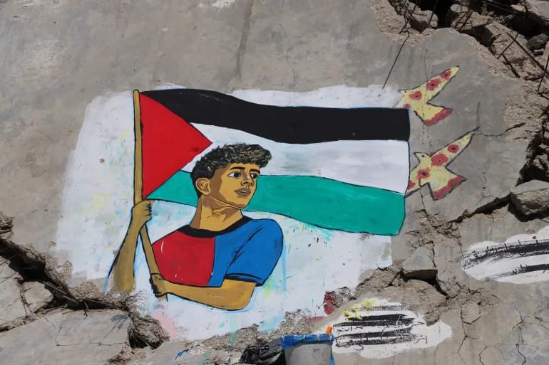 بعد رفعه العلم الفلسطيني.. غزة تشكر لامين جمال بجدارية فوق أنقاض الحرب