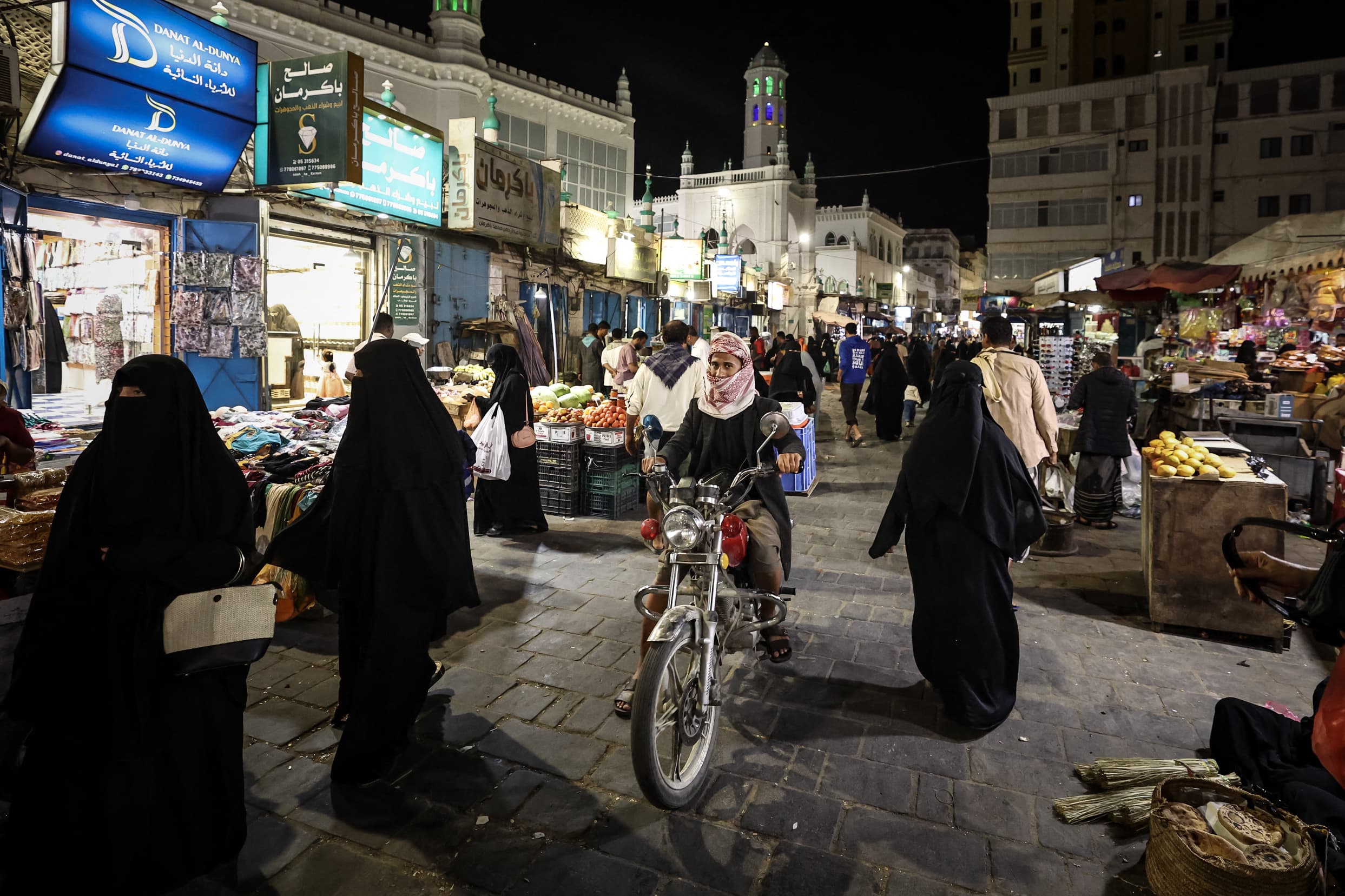 حكومة اليمن تدرس خريطة طريق لزيادة الصادرات