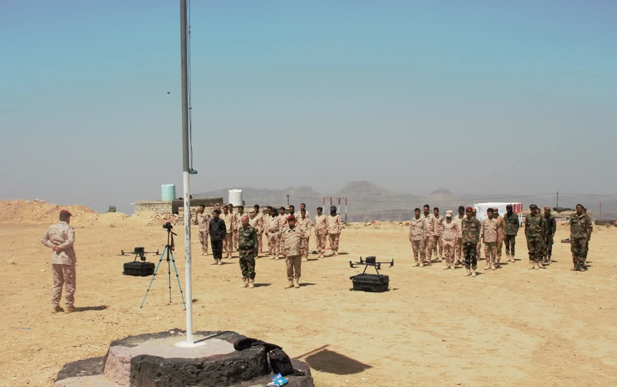 تزامنًا مع العيد الـ36 للجمهورية اليمنية.. قائد محور طور الباحة يشهد تخرج الدفعة 13 طيران مسير