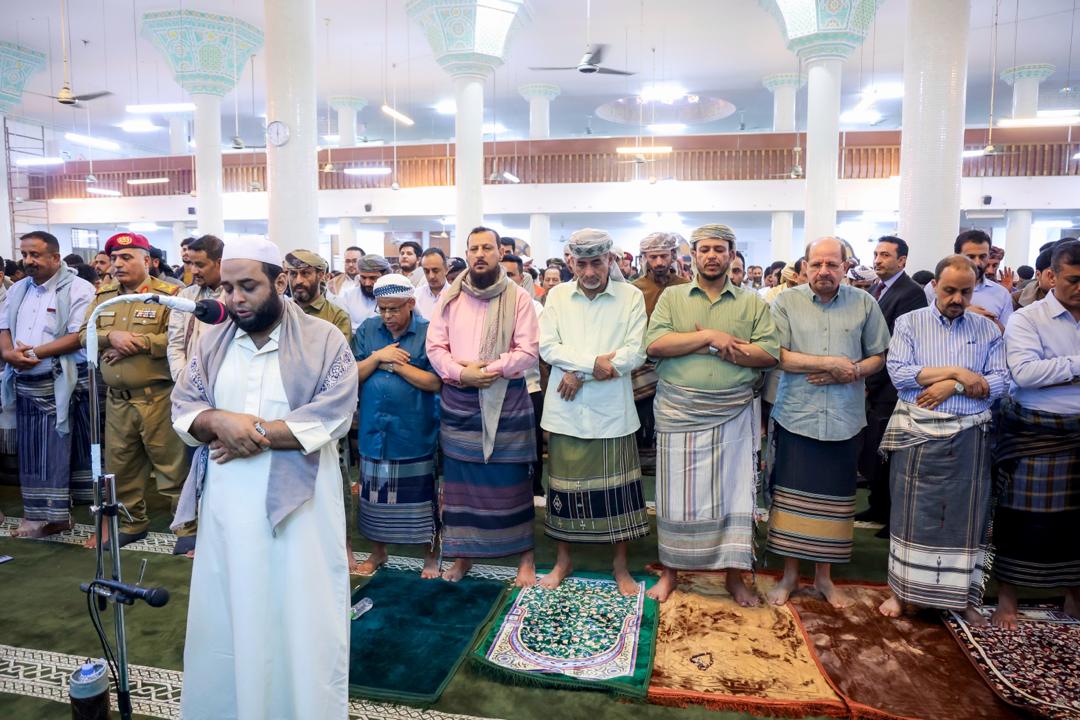 العليمي والصبيحي والزنداني يؤدون صلاة عيد الأضحى مع جموع المصلين في عدن