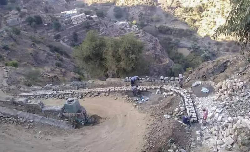 مليشيا الحوثي تقصف معدات شق طريق في سامع وتهدد بقصف منظمة "كير"