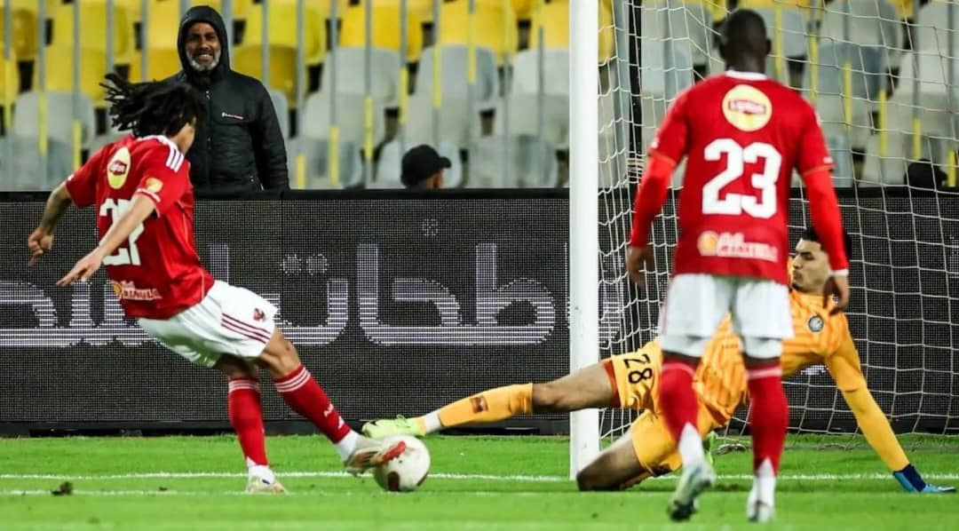 الأهلي المصري ينتزع الصدارة مؤقتاً بهدف أوتاكا