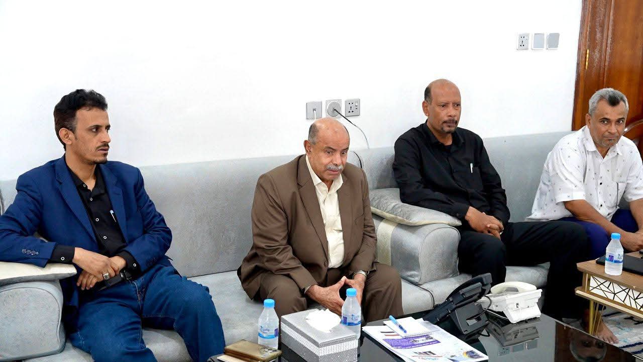 الخنبشي يلتقي أهالي ضحايا أحداث المكلا ويؤكد مساندة السلطة المحلية لهم