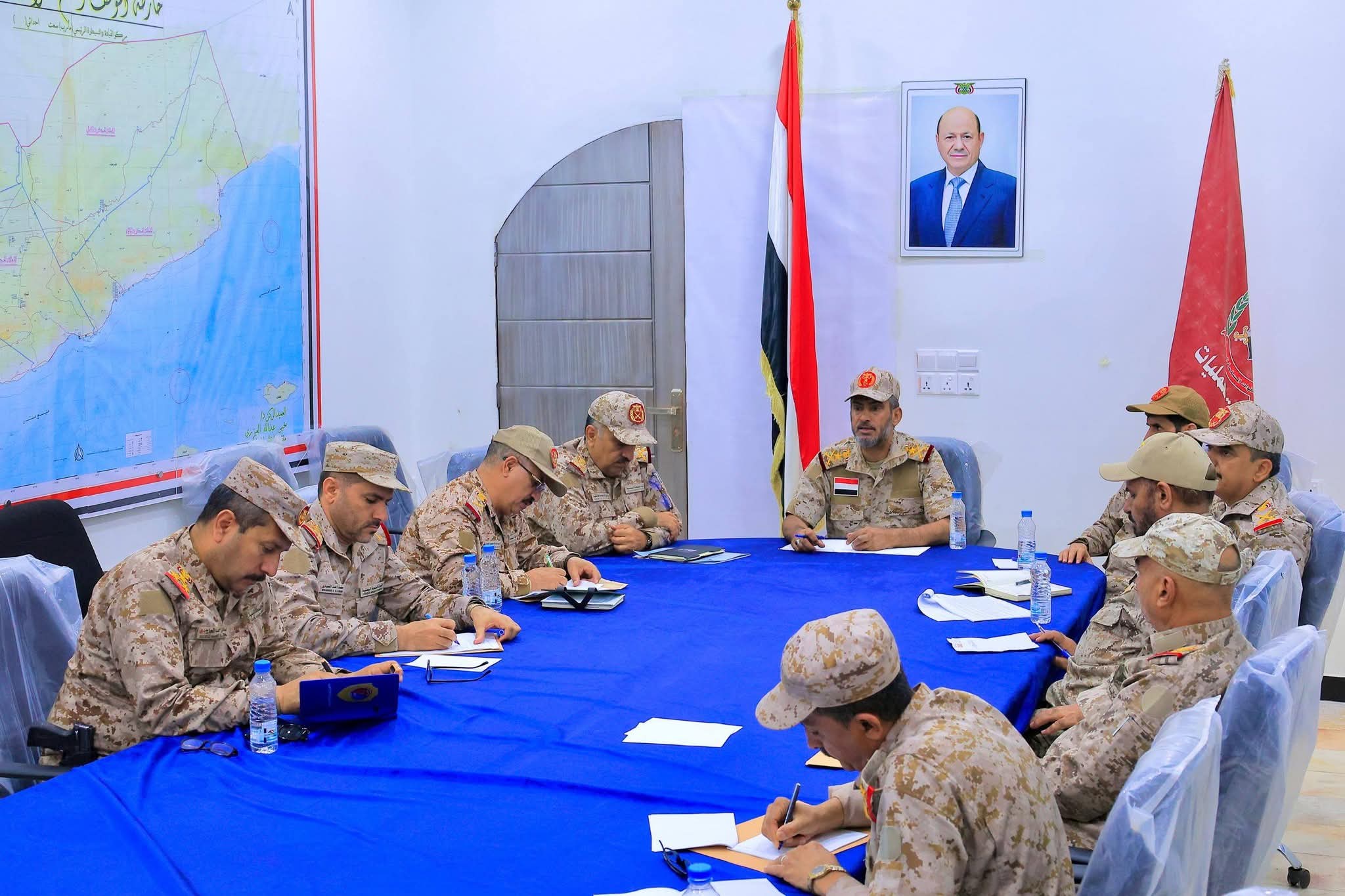 رئيس هيئة الأركان يرأس اجتماعًا عسكريًا موسعًا لتعزيز الجاهزية والتنسيق العملياتي