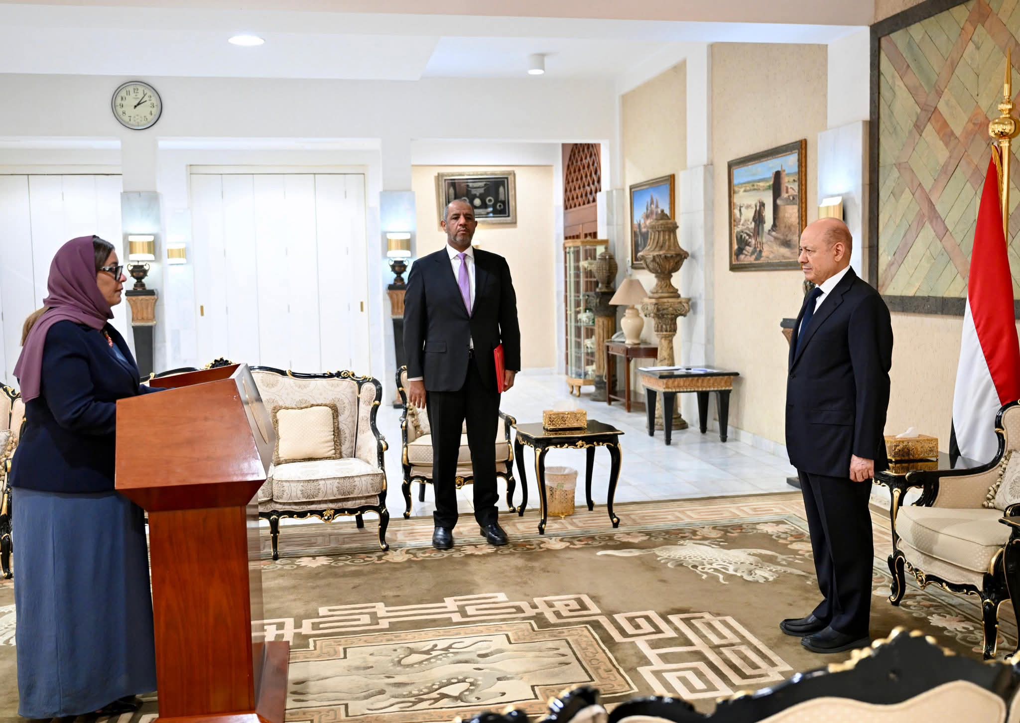 سفيرة اليمن لدى الولايات المتحدة تؤدي اليمين الدستورية أمام رئيس مجلس القيادة الرئاسي