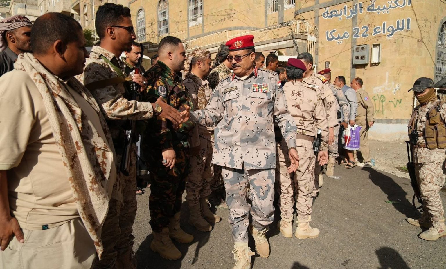 رئيس أركان محور تعز يزور المقاتلين في جبهات شرق وشمال المدينة