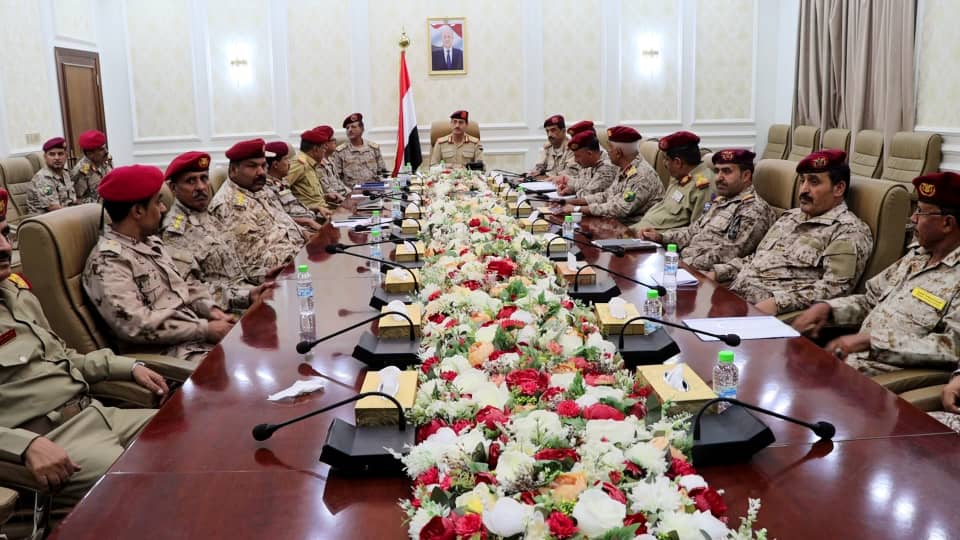 وزير الدفاع يطلع على جهود استكمال قطع البطاقة الذكية لمنتسبي الوزارة ويكرم اللواء الركن صالح حسن