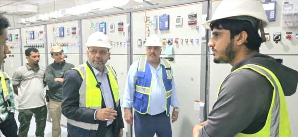 وزير الكهرباء يوجّه بمعالجة الأعطال الفنية في محطة الطاقة الشمسية بعدن
